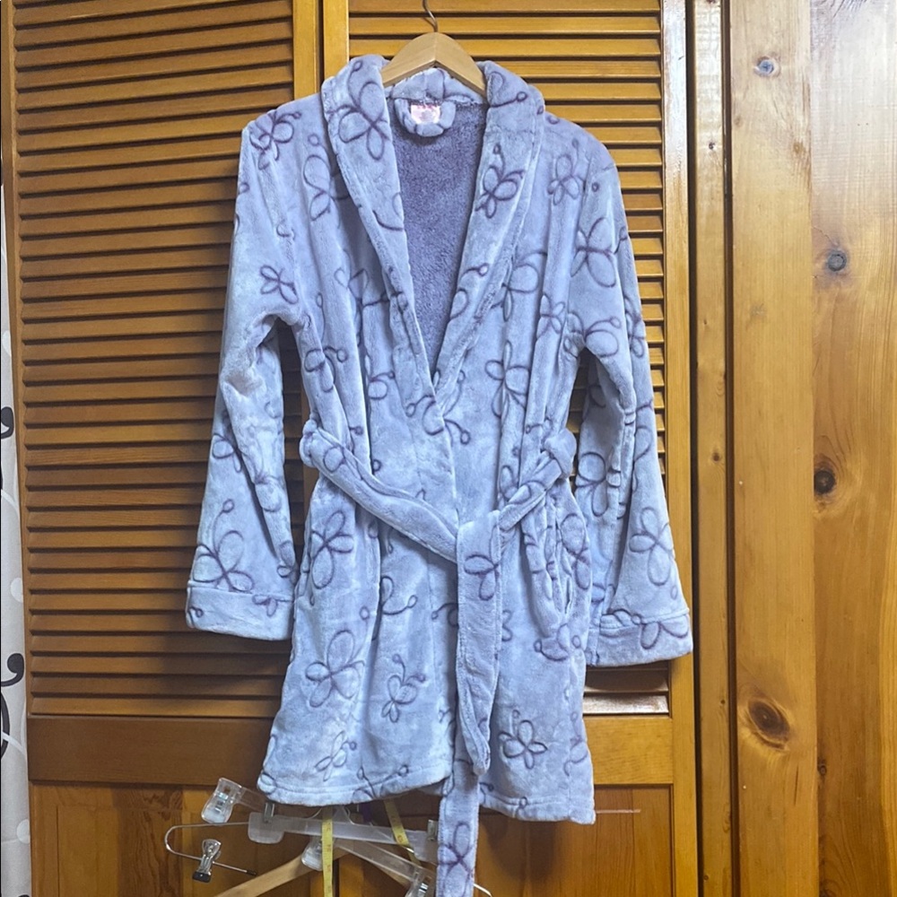 Body candy Elegant Floral Lavender Robe length 33”pit to pit 21”sleeves 23”
